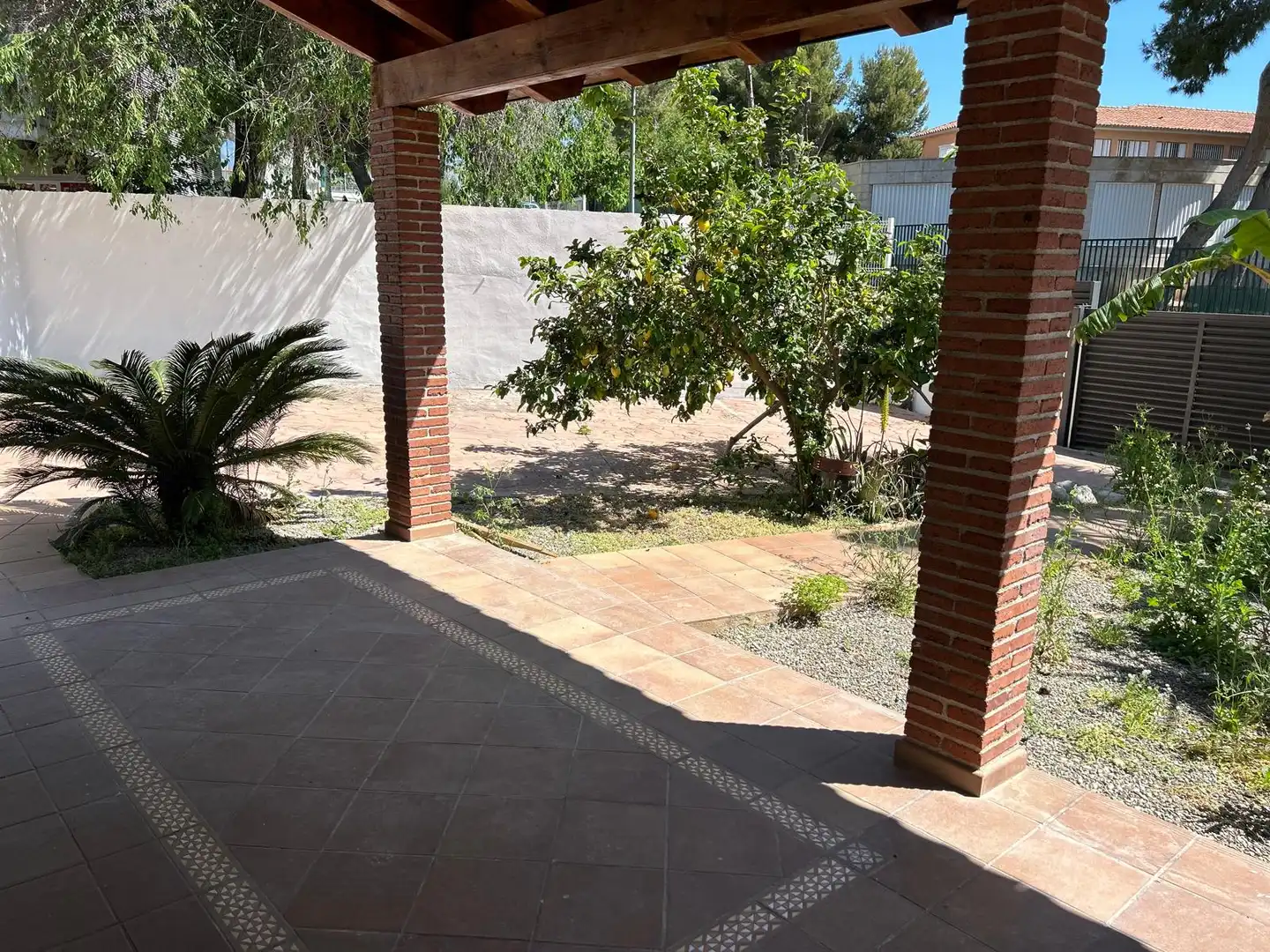 Jardín de Casa adosada en venta en Vilanova i la Geltrú con Aire acondicionado, Calefacción y Jardín privado