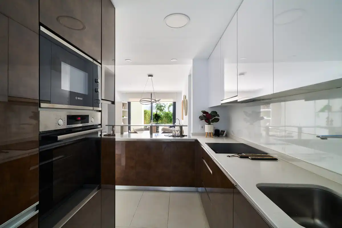 Cuina de Planta baixa en venda en Estepona amb Aire condicionat, Jardí privat i Terrassa