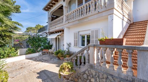 Amplia Casa de Tres Plantas con Muchos Espacios Exteriores y Piscina Privada en Son Veri Vells