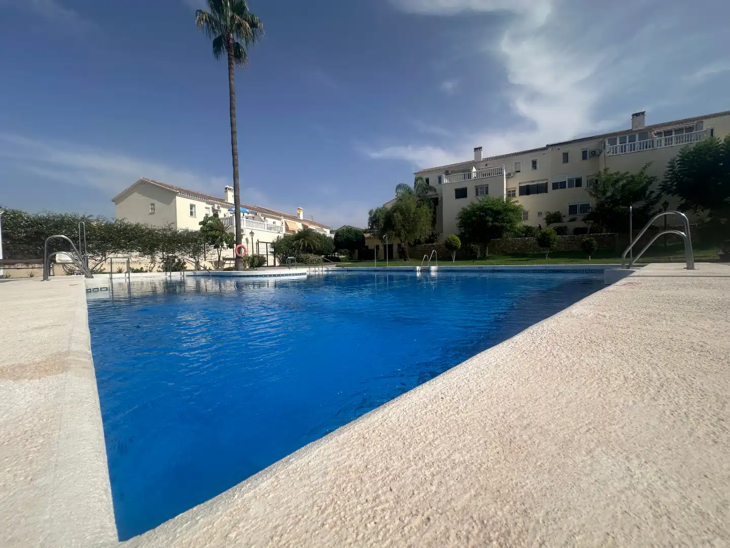 Piscina de Casa adosada en venta en Vélez-Málaga con Aire acondicionado, Calefacción y Terraza