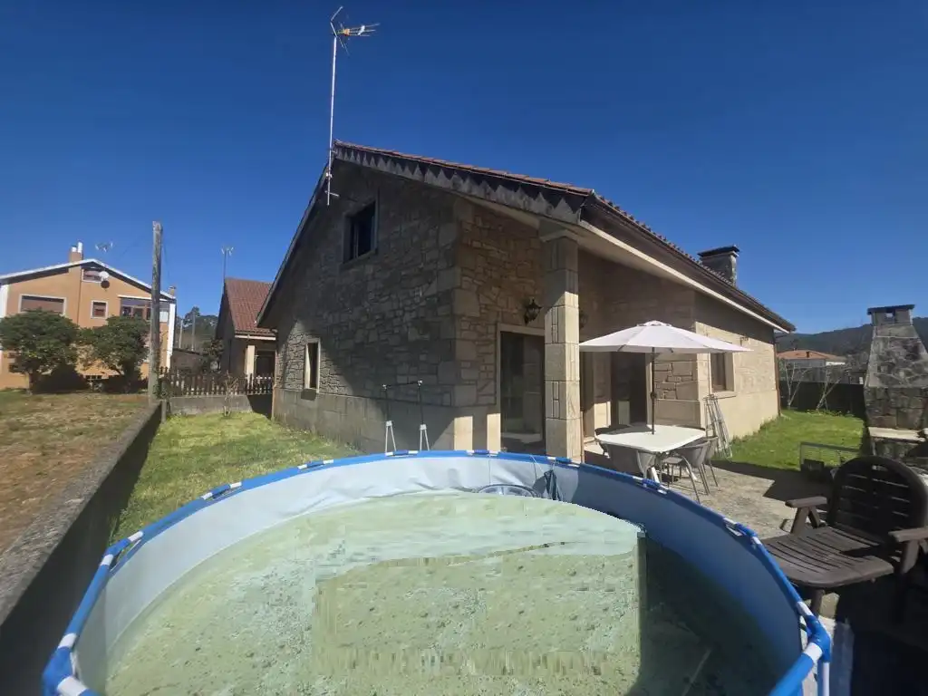 Piscina de Casa o chalet en venta en Boiro con Calefacción, Jardín privado y Parquet