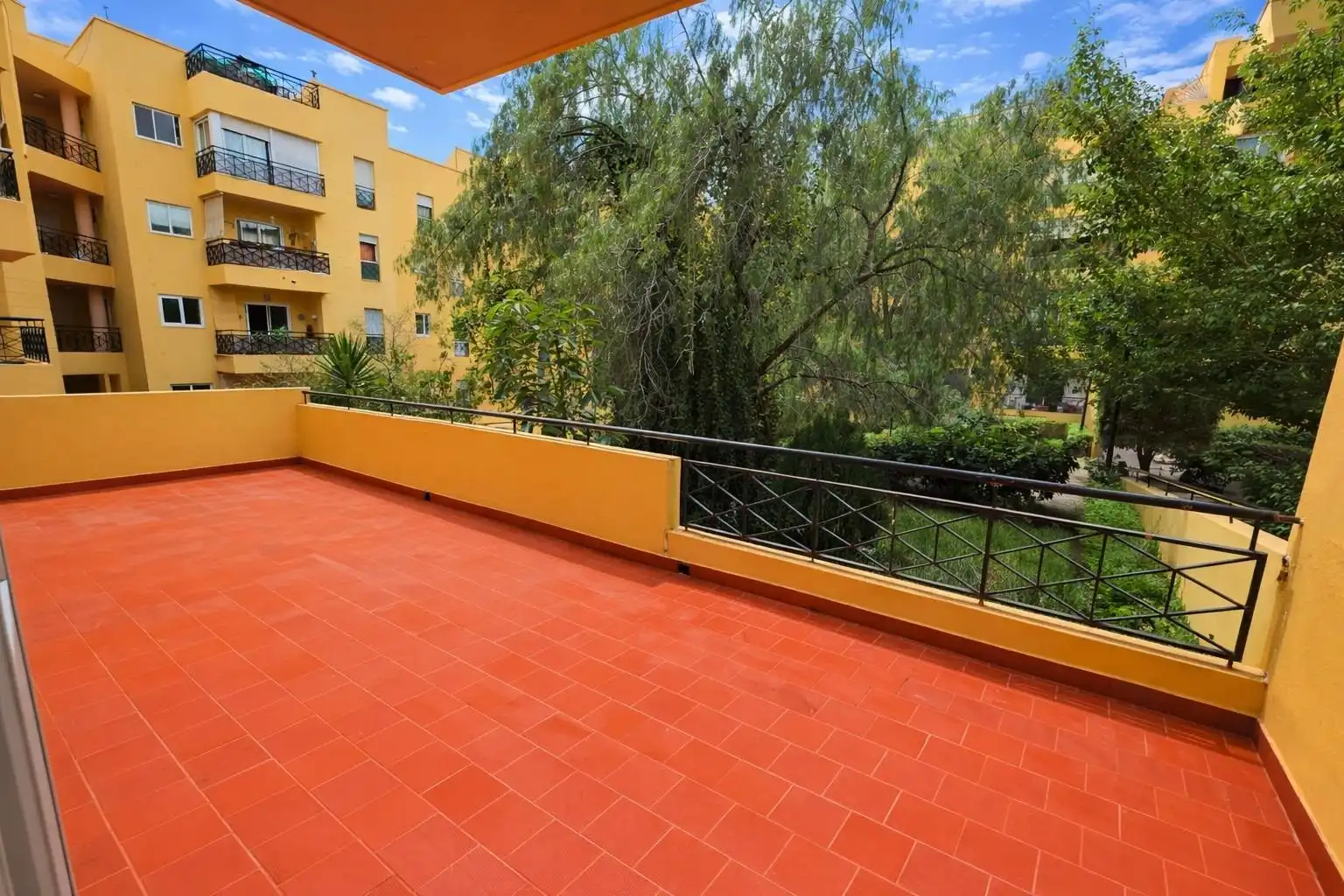 Terrasse von Wohnungen zum Verkauf in Arona mit Privatgarten, Terrasse und Alarm