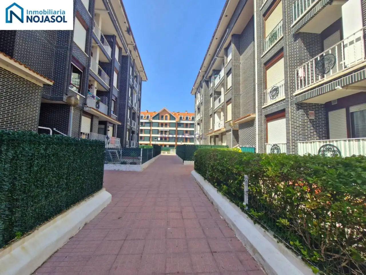 Vista exterior de Apartamento en venta en Noja con Calefacción, Terraza y Balcón