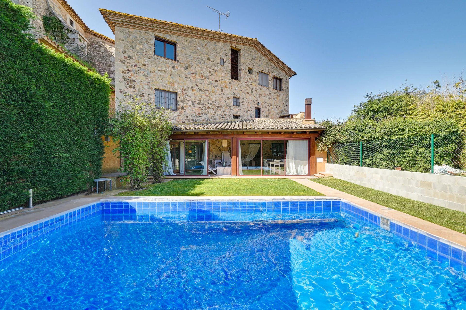 Piscina de Finca rústica en venda en Torrent (Girona) amb Jardí privat, Terrassa i Piscina