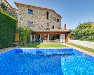 Piscina de Finca rústica en venda en Torrent (Girona) amb Jardí privat, Terrassa i Piscina