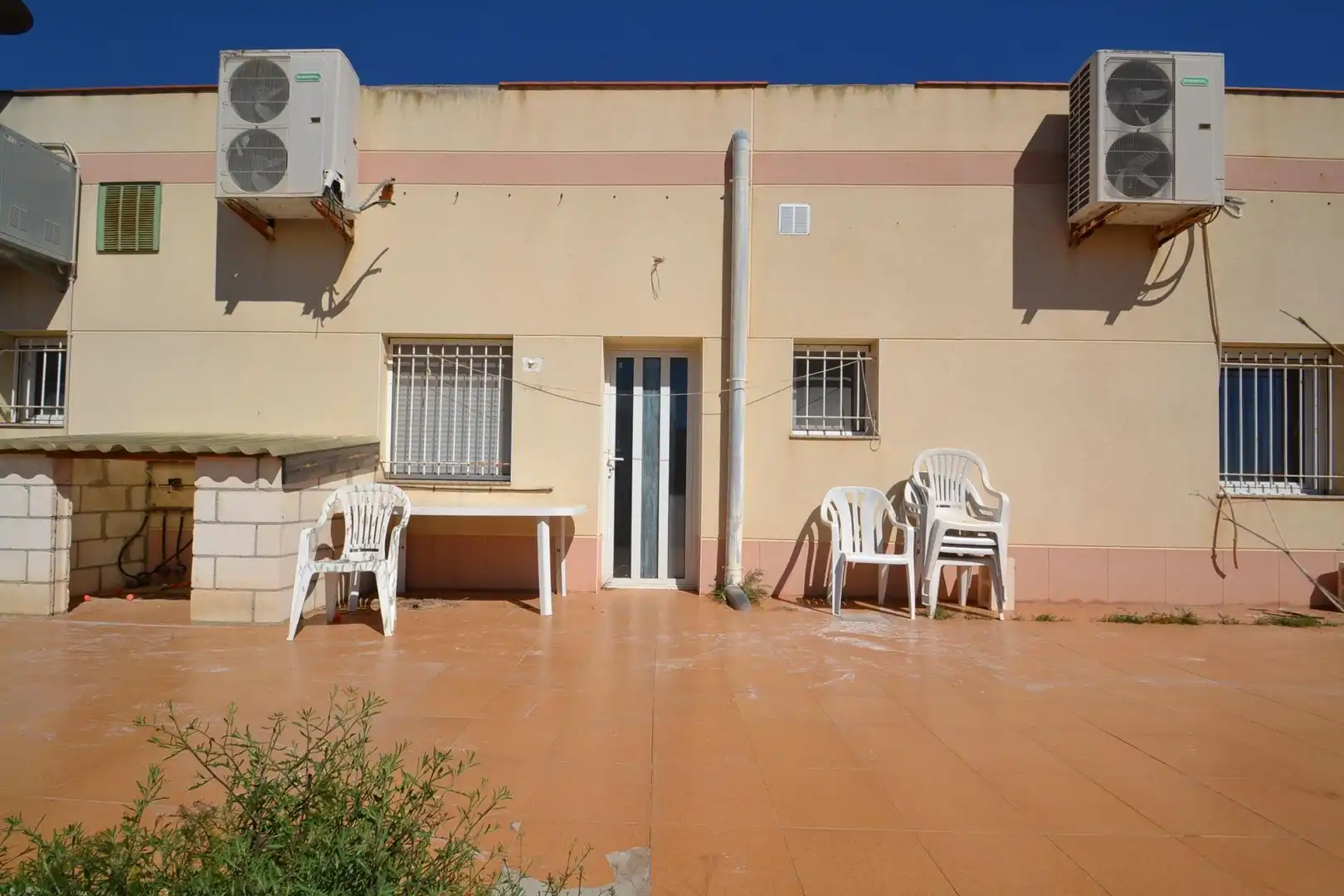 Vista exterior de Local en venda en Deltebre amb Aire condicionat i Moblat