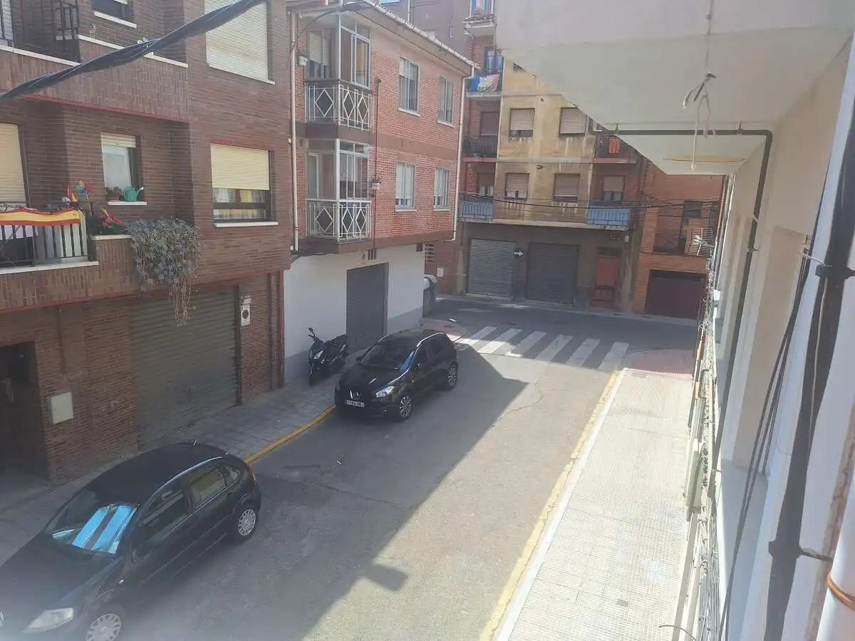 Vista exterior de Piso en venta en León Capital  con Calefacción, Terraza y Trastero