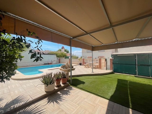 Piscina de Casa o xalet en venda en Elche / Elx amb Aire condicionat, Calefacció i Jardí privat