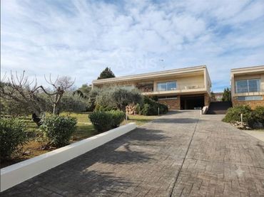 Detached house with pool for sale in Calle Monasterio Santa María la Real