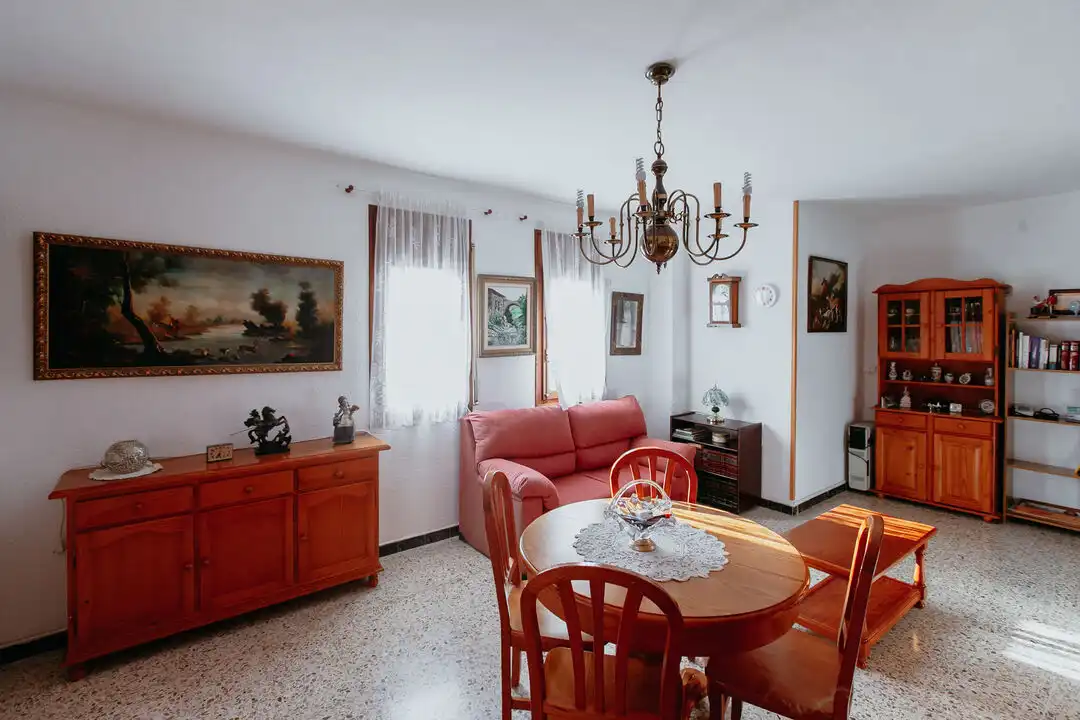 Sala d'estar de Casa o xalet en venda en Almuniente amb Calefacció, Terrassa i Moblat