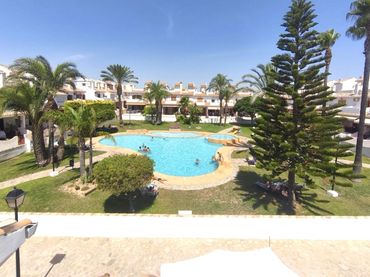 Adossat amb piscina en venda a Avenida MONTE DE STA POLA