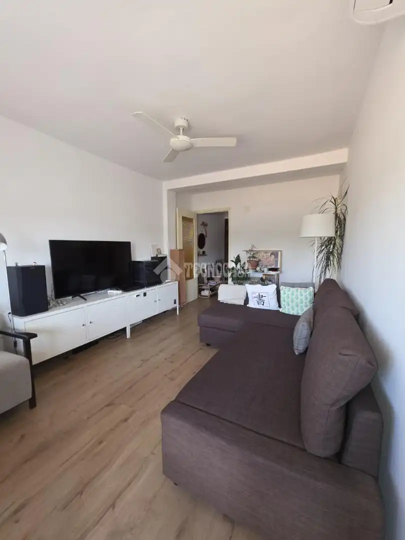 Living room of Flat for sale in Sevilla  with Air Conditioner, Terrace and Balcony