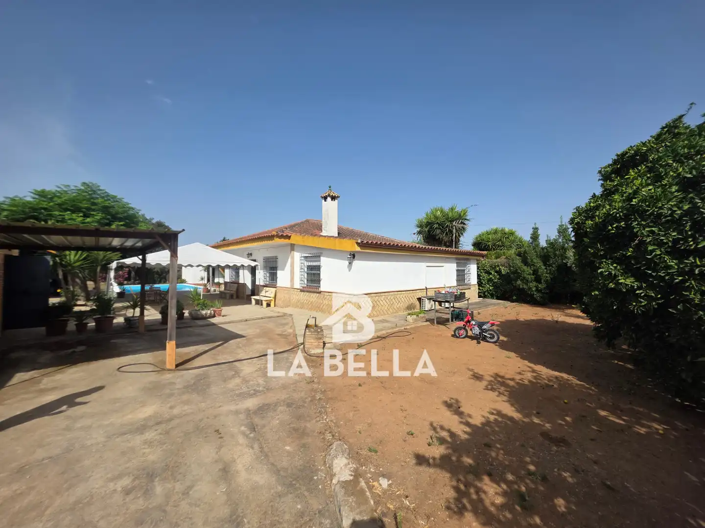 Vista exterior de Finca rústica en venda en Coria del Río amb Aire condicionat, Jardí privat i Traster