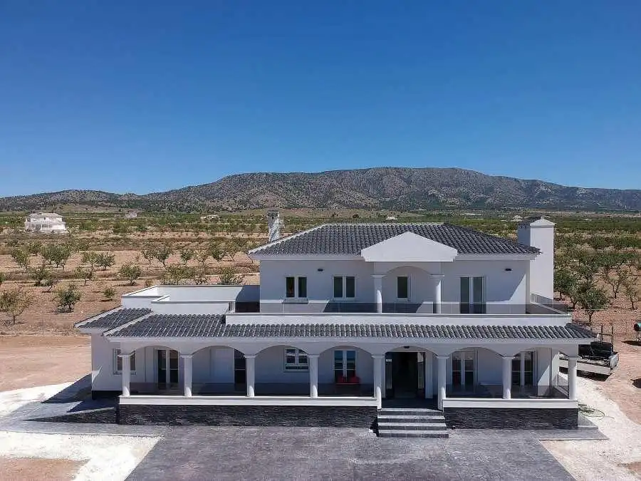 Chalet con piscina en venta en El Pinós / Pinoso