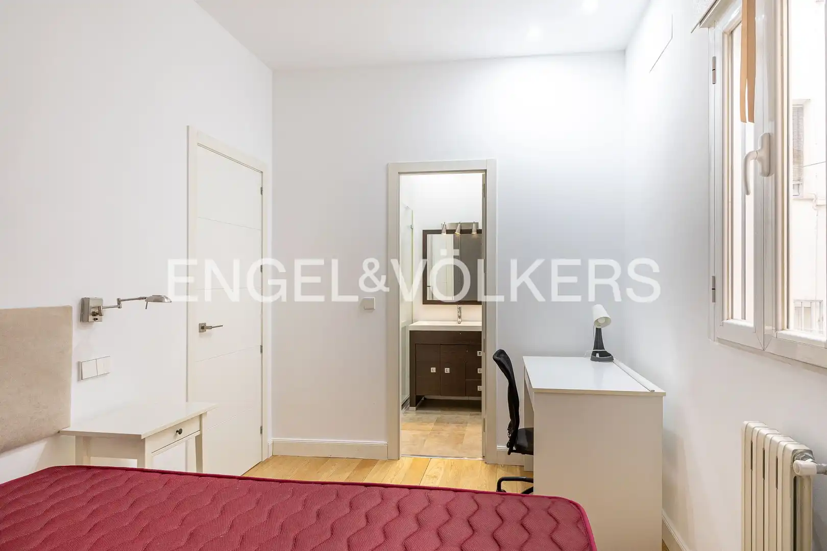 Schlafzimmer von Wohnung zur Miete in Madrid mit Heizung, Möbliert und Balkon