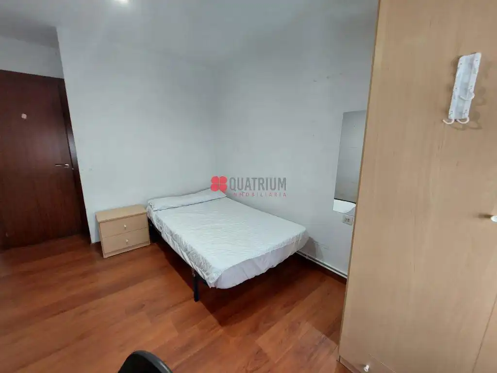 Schlafzimmer von Wohnung zur Miete in Santiago de Compostela  mit Parkett und Möbliert