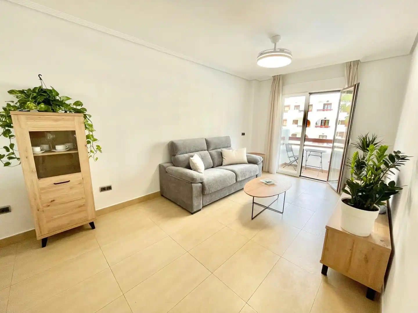 Sala d'estar de Apartament de lloguer en Los Alcázares amb Aire condicionat, Piscina i Moblat