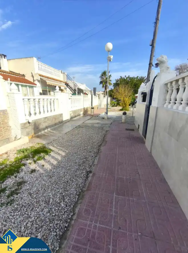 Vista exterior de Casa adosada en venda en Torrevieja amb Aire condicionat, Calefacció i Terrassa