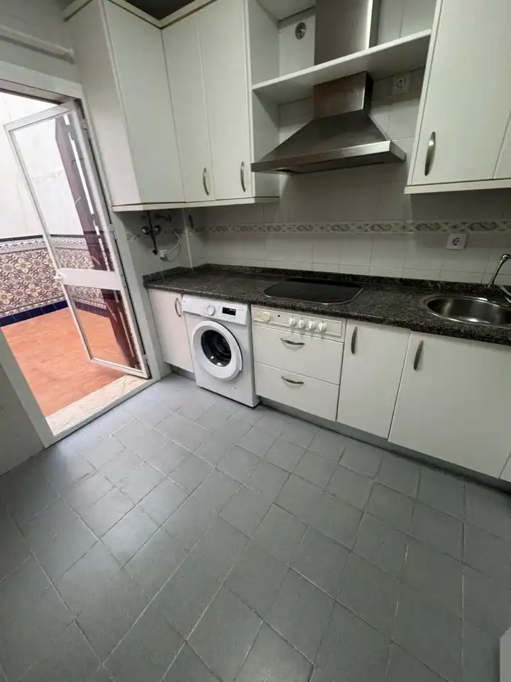 Ground floor with pool to rent in Casco Antiguo, imagen 9