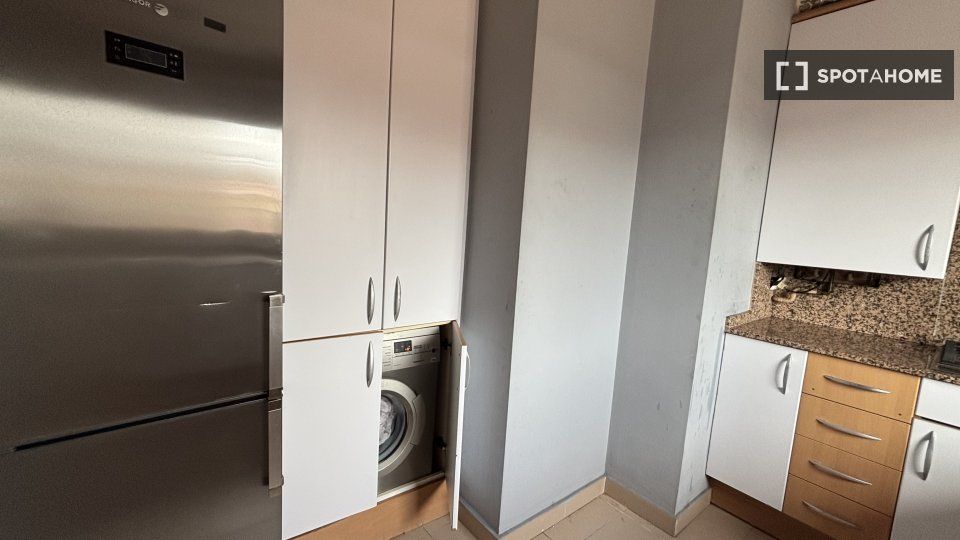 Cuina de Pis de lloguer en L'Hospitalet de Llobregat amb Aire condicionat, Calefacció i Moblat