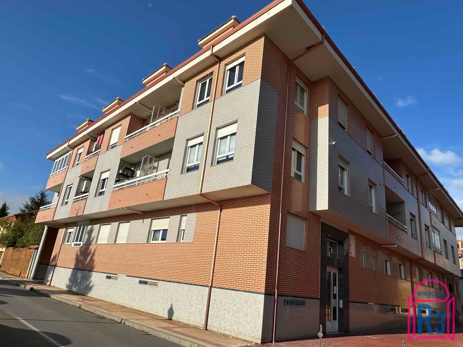 Vista exterior de Dúplex en venta en Valverde de la Virgen con Calefacción, Terraza y Trastero