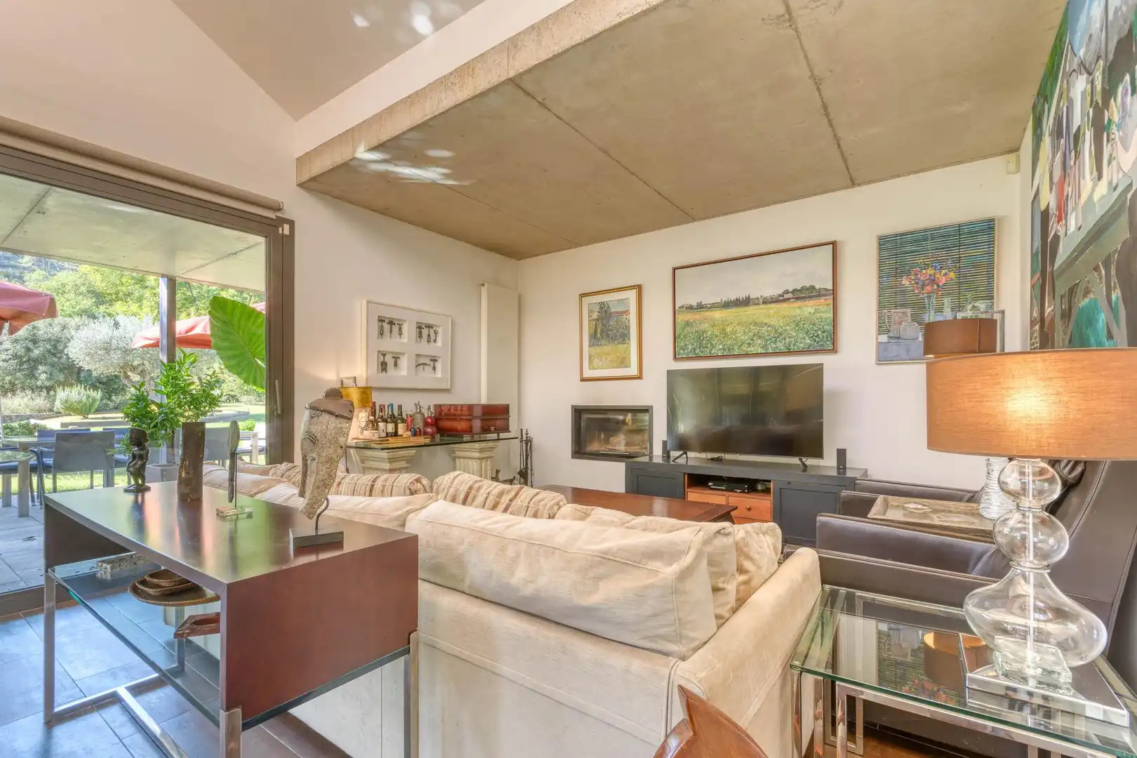 Sala de estar de Finca rústica en venta en Boadella i les Escaules con Calefacción, Jardín privado y Terraza