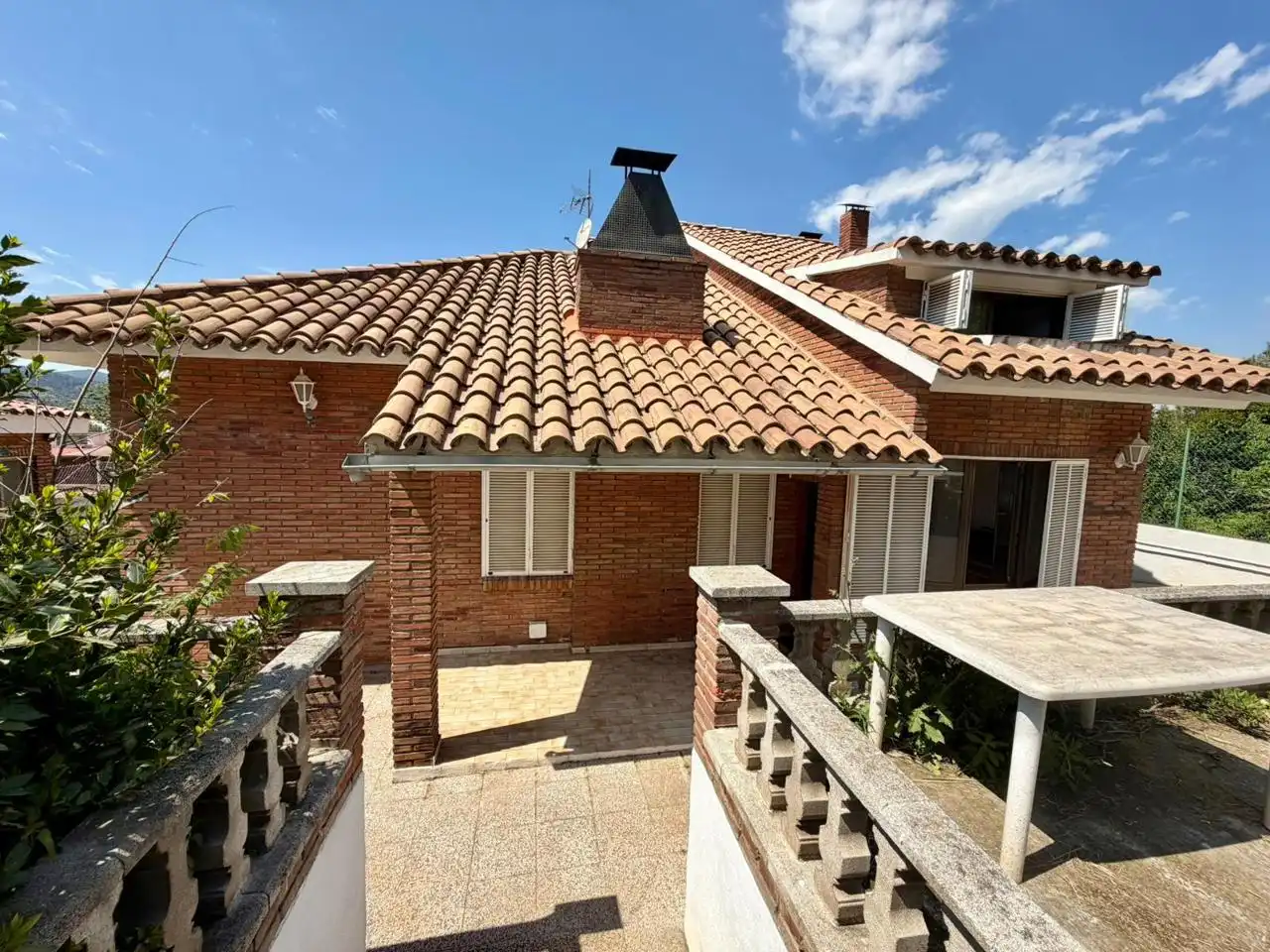 Vista exterior de Casa o xalet en venda en Montcada i Reixac amb Aire condicionat, Calefacció i Jardí privat