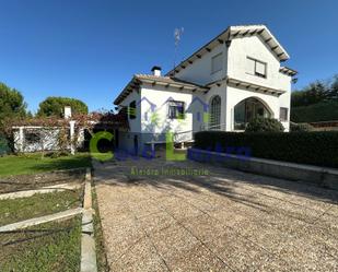 Vista exterior de Casa o xalet en venda en Castellanos de Villiquera amb Calefacció, Jardí privat i Parquet