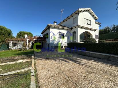 Vista exterior de Casa o xalet en venda en Castellanos de Villiquera amb Calefacció, Jardí privat i Parquet