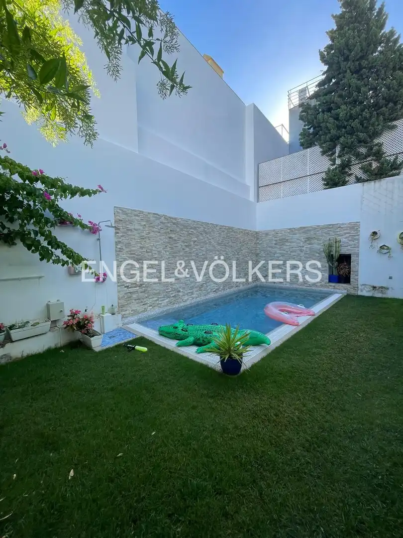 Schwimmbecken von Haus oder Chalet zur Miete in Sevilla mit Klimaanlage, Heizung und Privatgarten