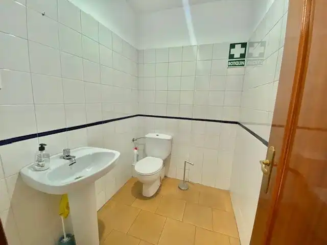 Baño de Local de alquiler en Yuncos con Aire acondicionado