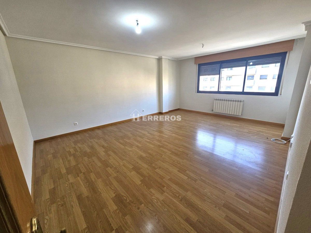 Bedroom of Flat for sale in  Logroño  with Heating, Parquet flooring and Storage room