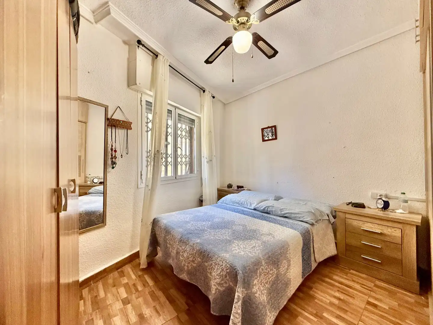 Schlafzimmer von Erdgeschoss zum Verkauf in San Pedro del Pinatar mit Klimaanlage, Privatgarten und Terrasse