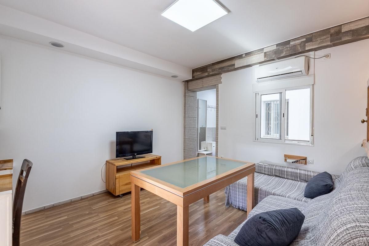 Living room of Flat for sale in  Granada Capital  with Terrace and Balcony
