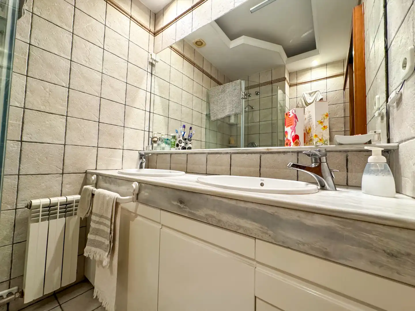 Badezimmer von Dachboden zum Verkauf in Sentmenat mit Klimaanlage, Heizung und Balkon