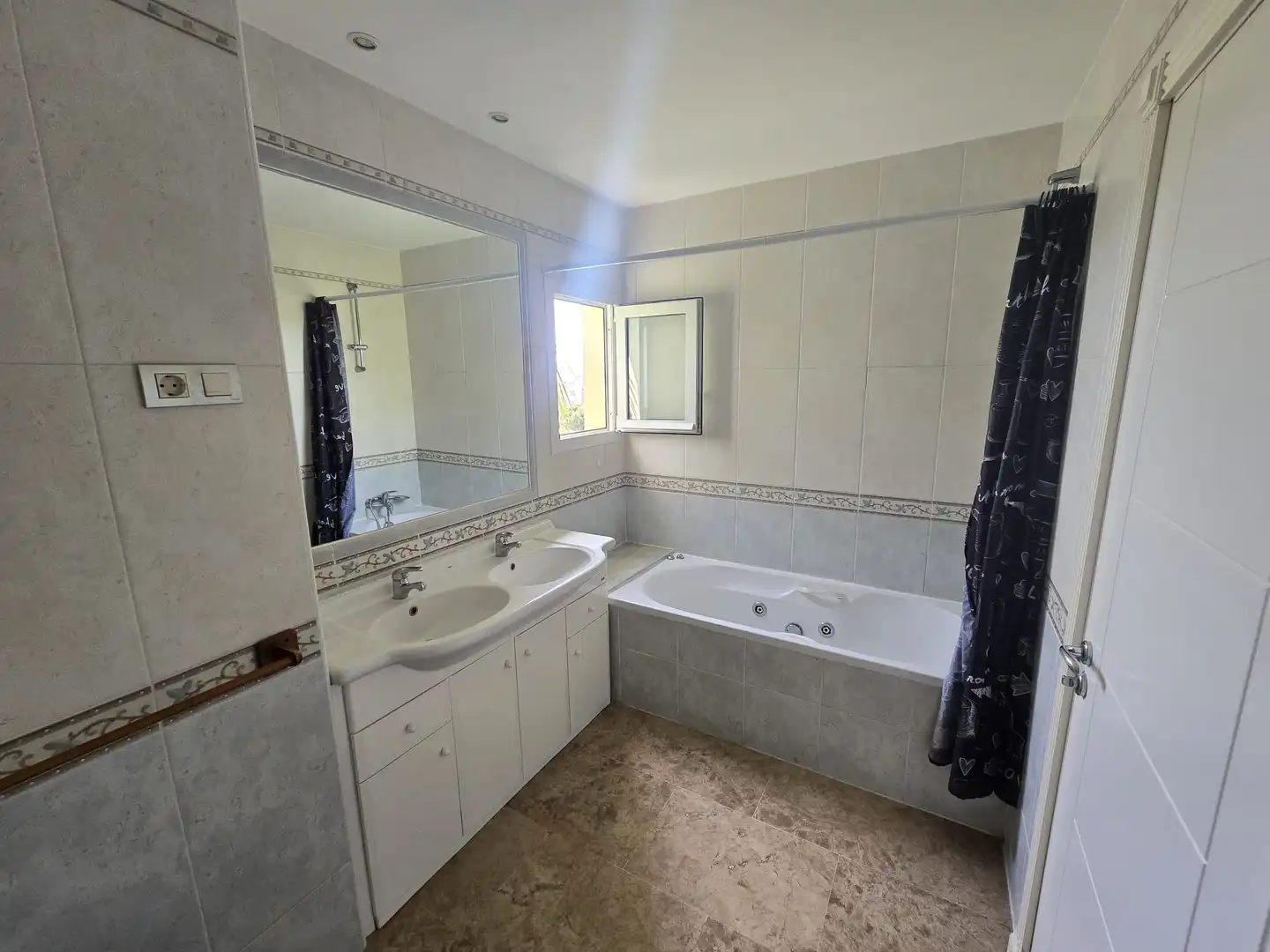 Apartamento con piscina en venta en Green Hills, imagen 43