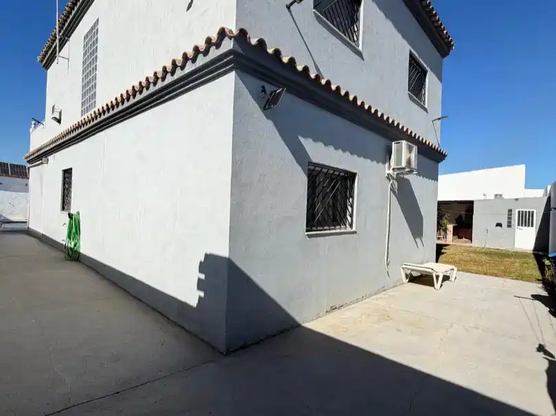 Vista exterior de Casa o xalet en venda en La Línea de la Concepción amb Aire condicionat, Jardí privat i Piscina