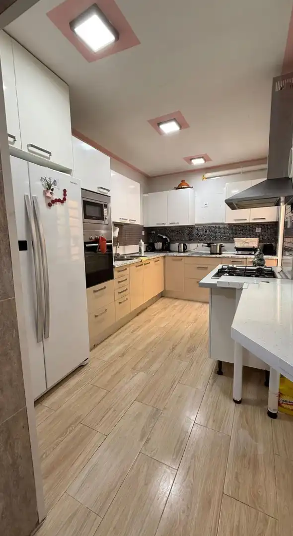Cuina de Casa adosada en venda en Cornellà de Llobregat amb Aire condicionat, Calefacció i Terrassa