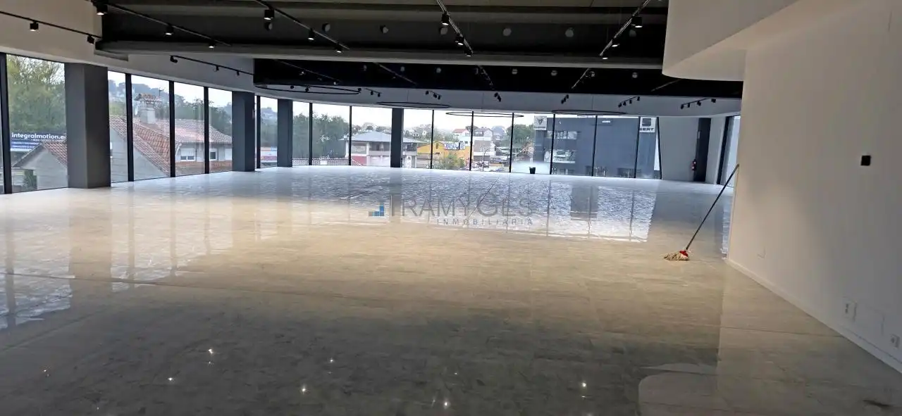 Fabrikhallen zur Miete in Vigo 
