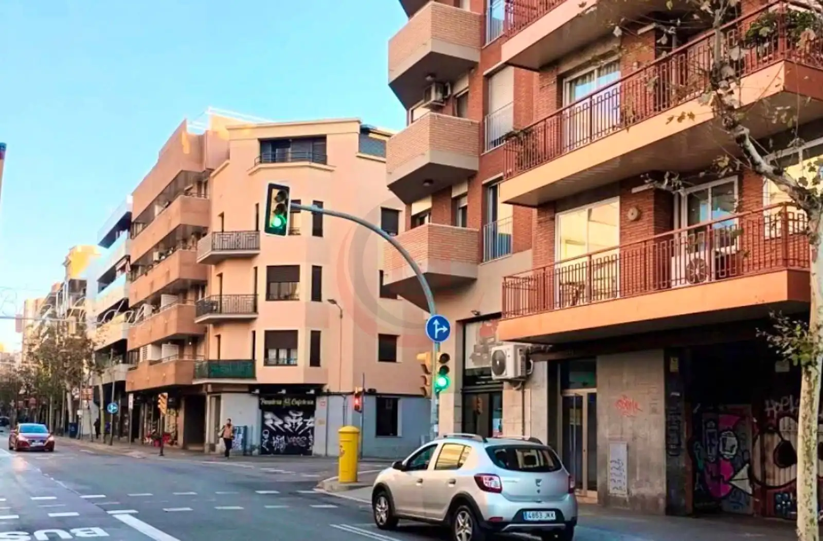 Vista exterior de Edificio en venta en L'Hospitalet de Llobregat