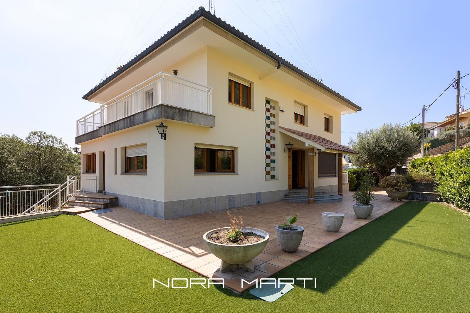 Vista exterior de Casa o xalet en venda en Mataró amb Calefacció, Jardí privat i Terrassa