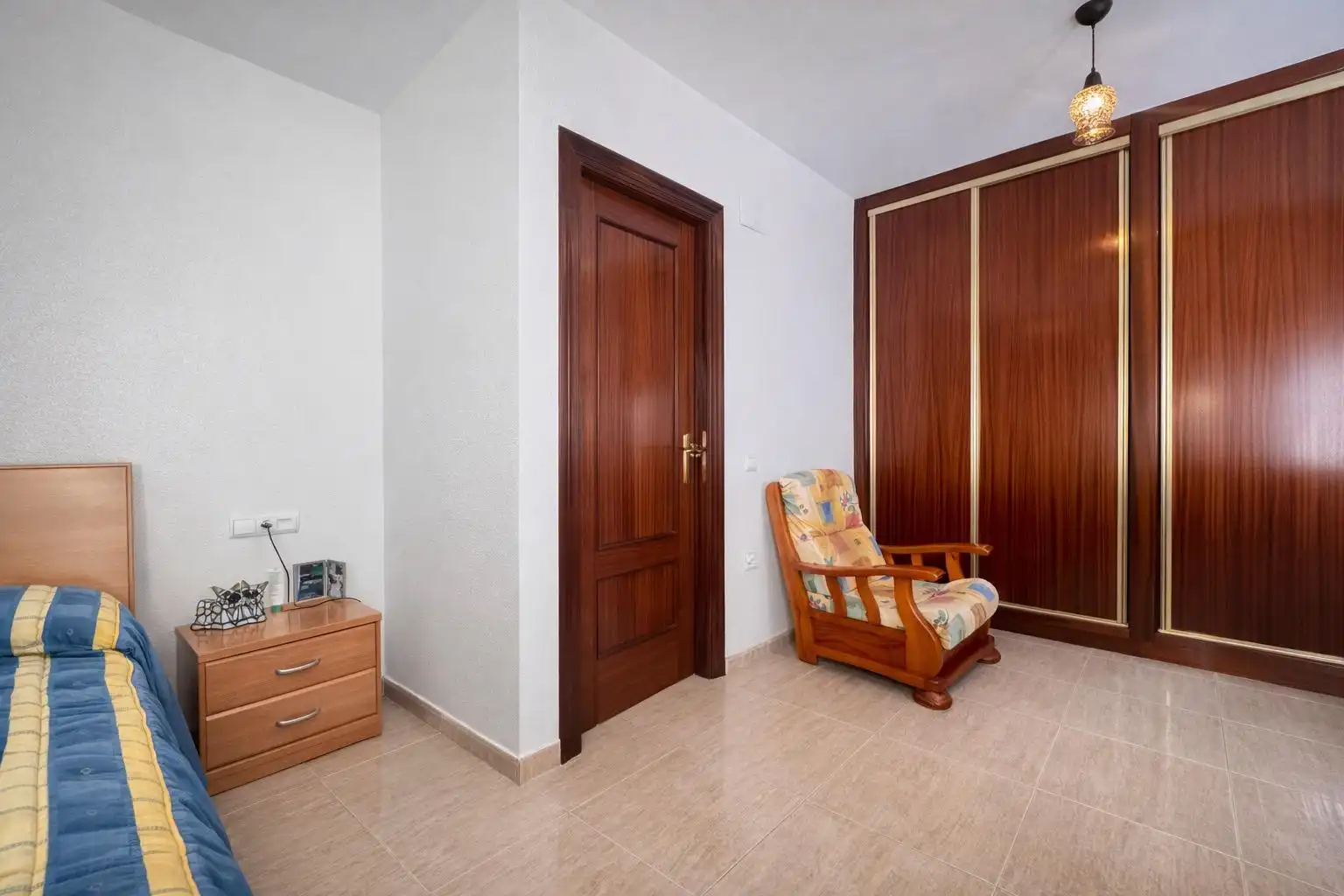 Schlafzimmer von Dachboden zum Verkauf in Sorvilán mit Terrasse und Möbliert
