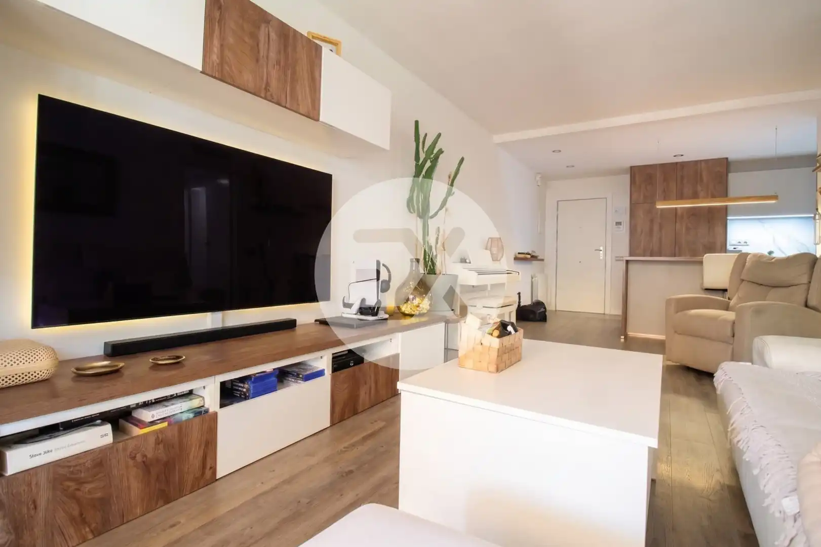Sala d'estar de Planta baixa en venda en Castelldefels amb Jardí privat i Parquet