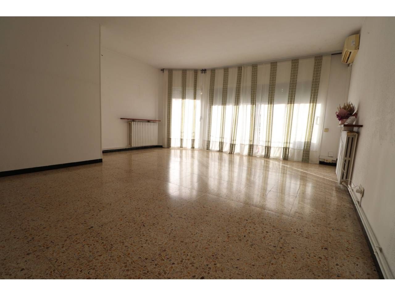 Sala d'estar de Casa o xalet en venda en Terrassa amb Aire condicionat, Calefacció i Jardí privat