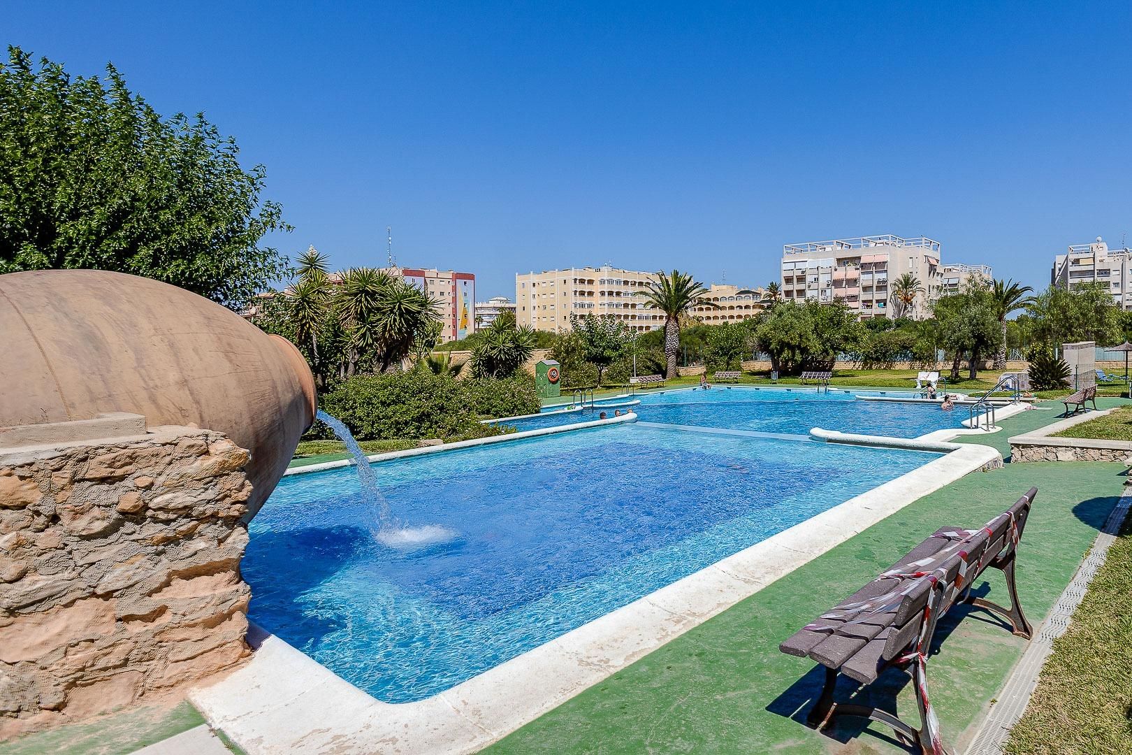 Piscina de Casa o xalet en venda en Torrevieja amb Jardí privat, Terrassa i Piscina comunitària