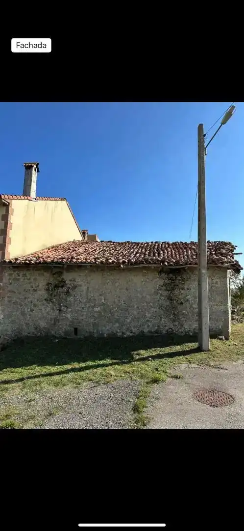 Vista exterior de Casa adosada en venda en Valle de Valdebezana amb Jardí privat