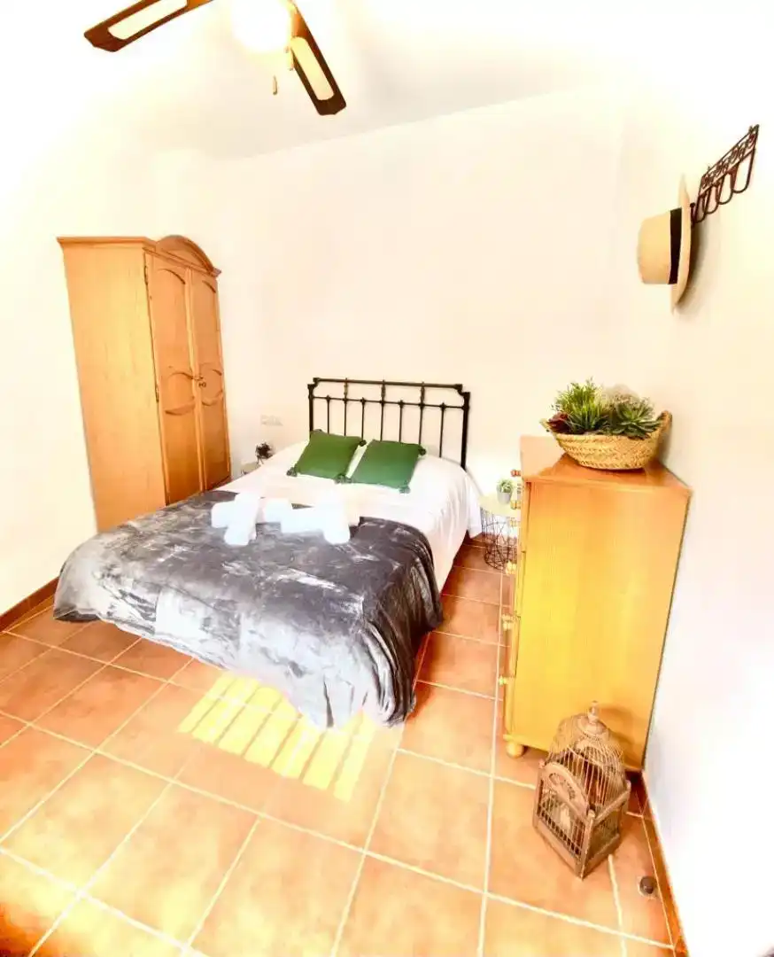 Dormitori de Casa adosada en venda en Istán amb Aire condicionat i Balcó