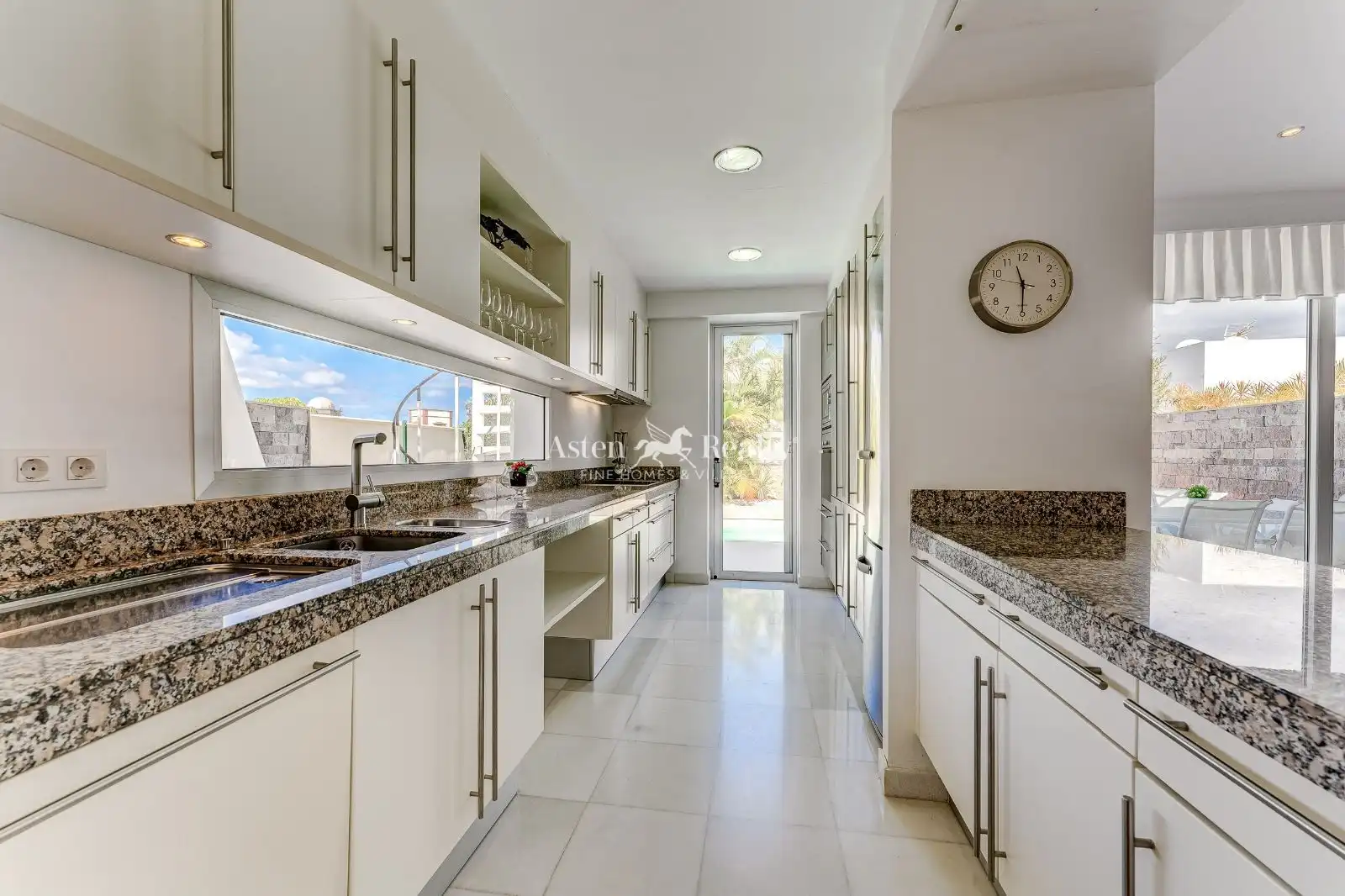 House with pool for sale in Londres, imagen 12