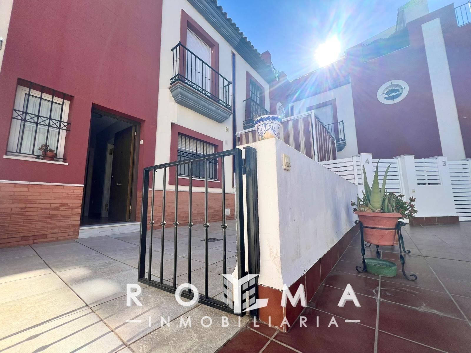 Exterior view of Single-family semi-detached for sale in Dos Hermanas