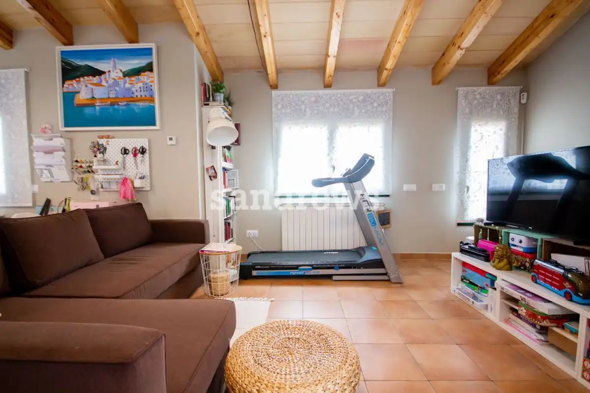 Sala de estar de Casa o chalet en venta en Sant Miquel de Fluvià con Aire acondicionado, Calefacción y Jardín privado